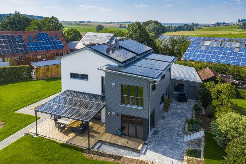 Solar auf Einfamilienhaus - Ausbildung zum Elektriker bei der ÖKÖ-Haus GmbH